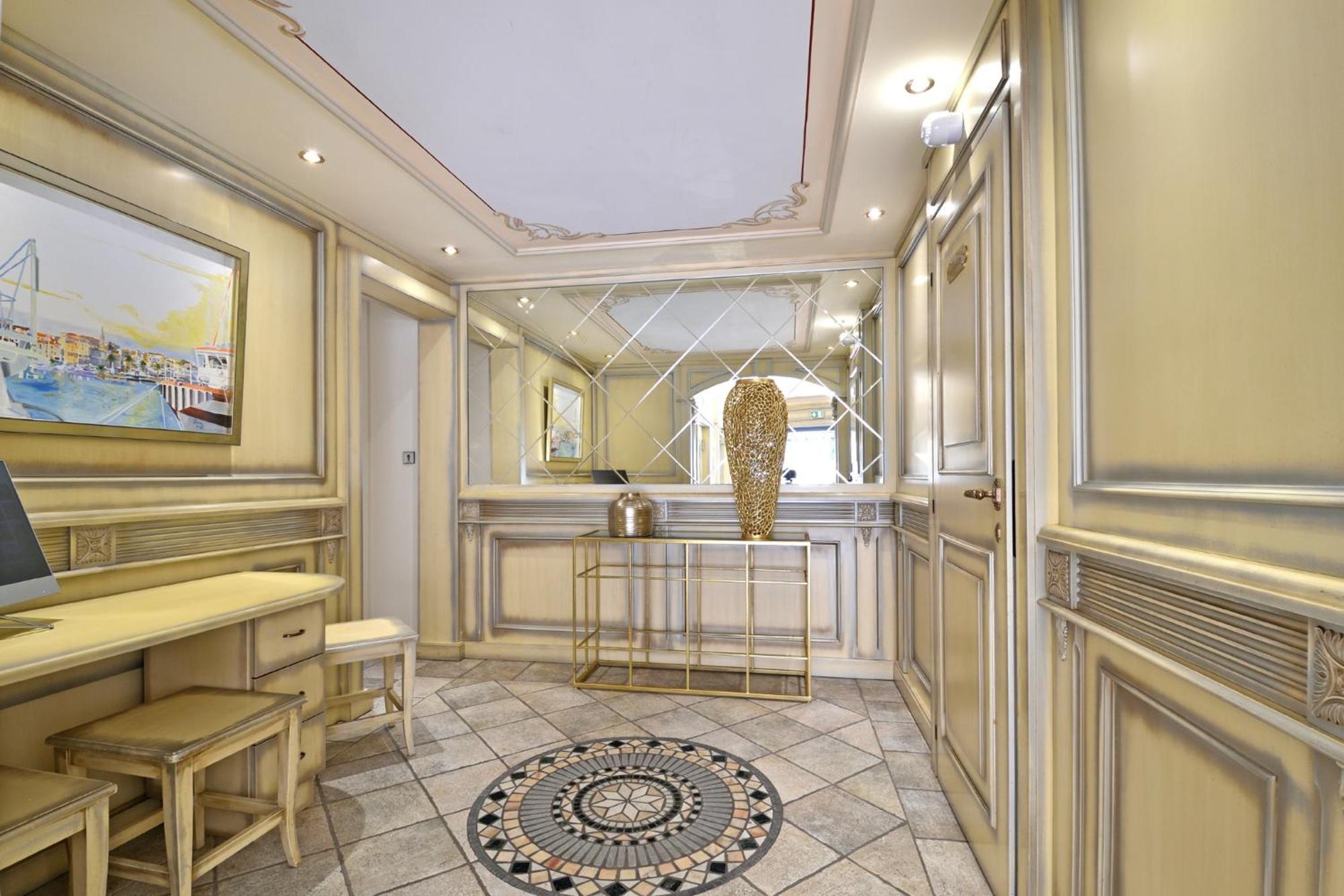 Hotel Le Rocher Calvi  Bagian luar foto